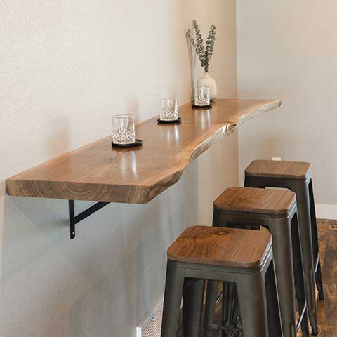 Парящий барный стол из орехового дерева с естественным (
