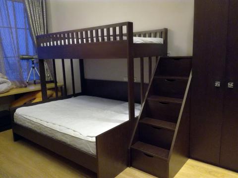 Двухъярусная кровать-чердак для детей со шкафом