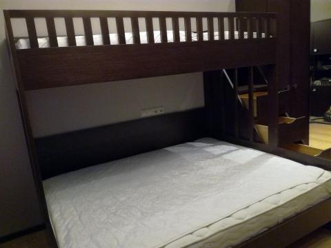 Двухъярусная кровать-чердак для детей со шкафом
