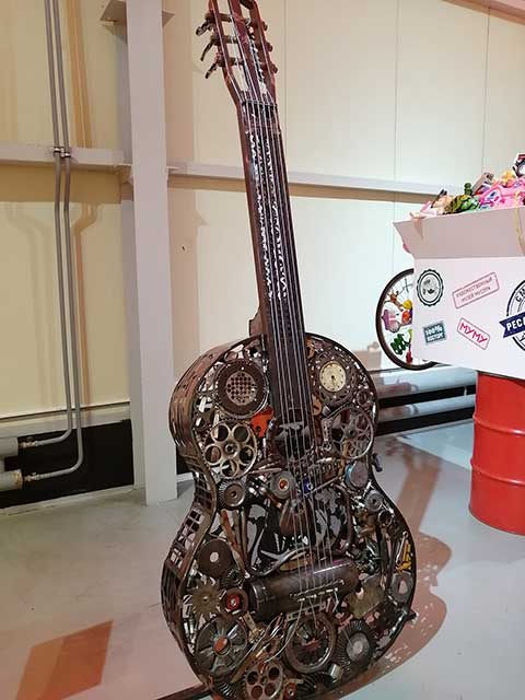 Гитара в металле