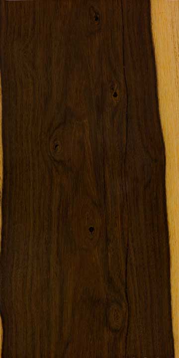 Кокусвуд (Brya ebenus) – древесина под лаком