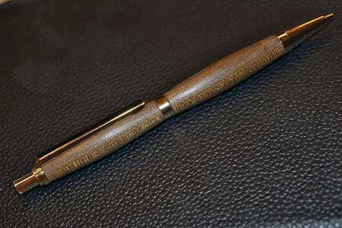 Ручка выточена из Agathis australis