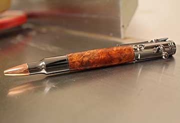 Ручка изготовлена из древесины Амбойна (Pterocarpus indicus)