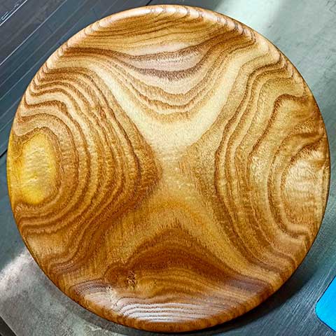 Тарелка выточена из древесины софоры японской