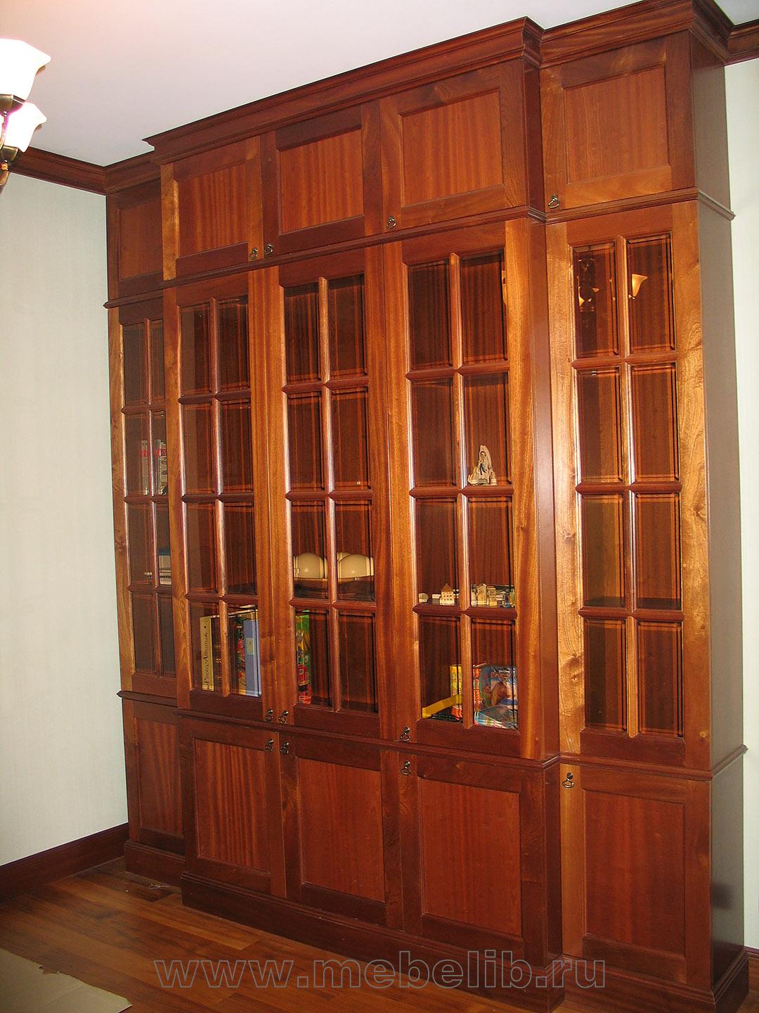 Книжный шкаф из Сапеле – массив, натуральный шпон