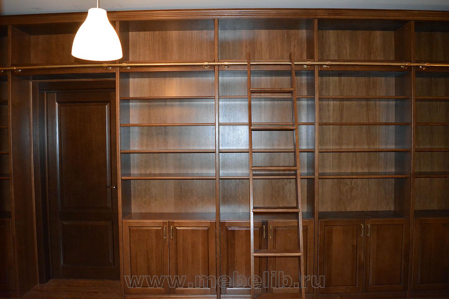 Шкаф для библиотеки с приставной лесенкой