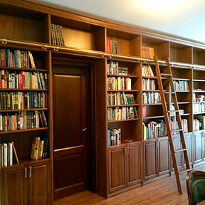 Шкаф-стеллаж для домашней библиотеки с приставной лесенкой