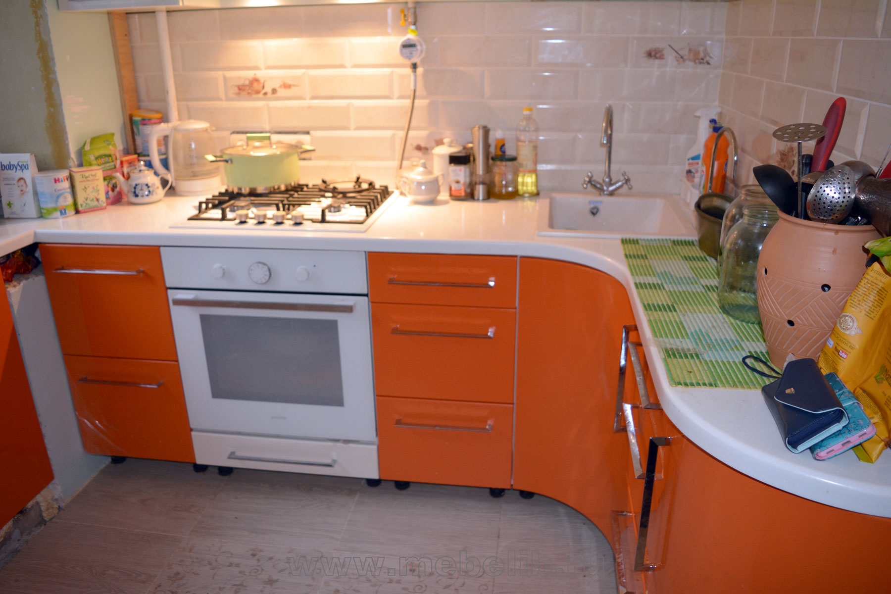 Современная кухня с оранжевыми дверцами