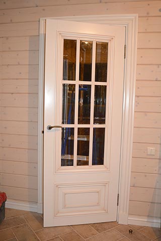 Межкомнатная дверь со стеклом - белая эмаль с патиной