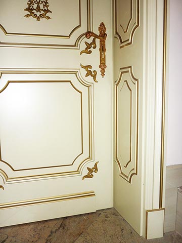 Двери – эмаль «слоновая кость» с золотой резьбой