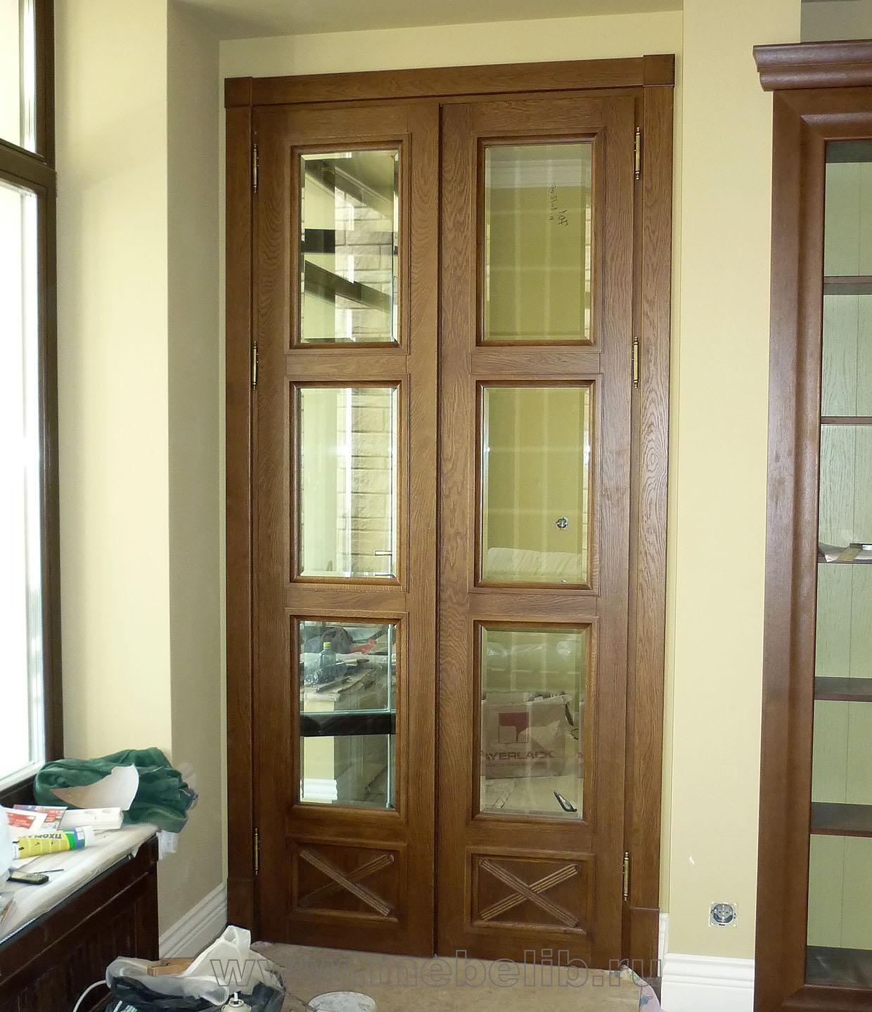 Высокие оригинальные двери со стеклом из дуба